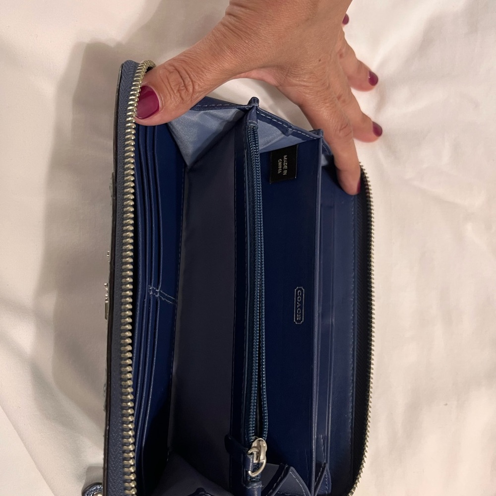 Uses Authentic Coach Wallet - Picture 3 of 3